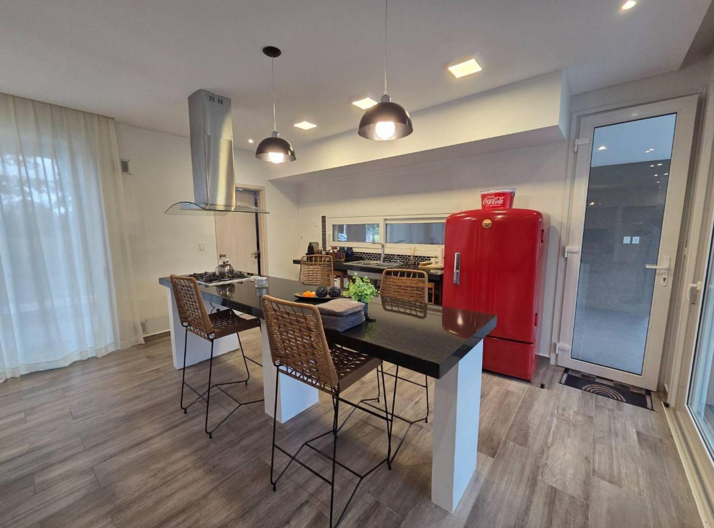 Foto de VENTA CASA 4 AMBIENTES EN MIRALAGOS 1 - LA PLATA, imagen 2
