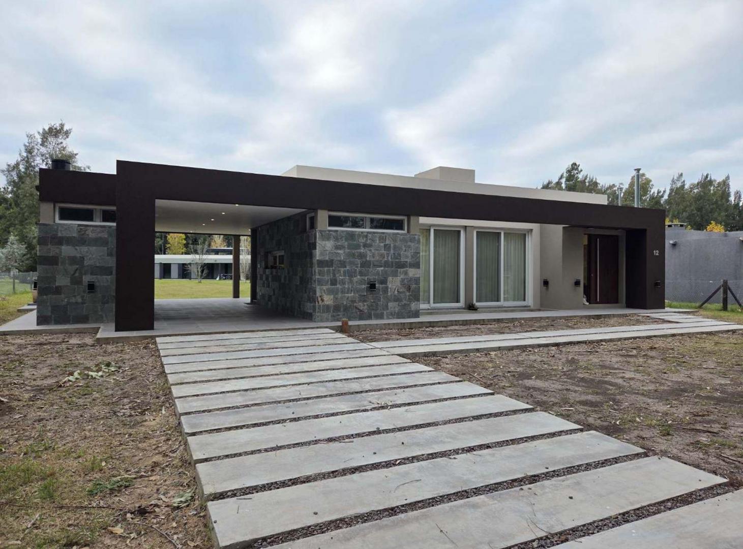 Foto de VENTA CASA 4 AMBIENTES EN MIRALAGOS 1 - LA PLATA, imagen 3
