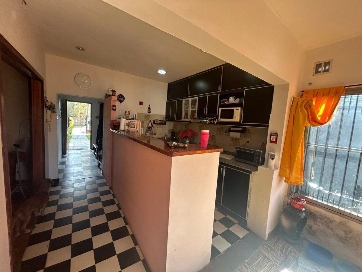 Foto de CASA EN VENTA 5 AMBIENTES CON PATIO BERNAL, imagen 2