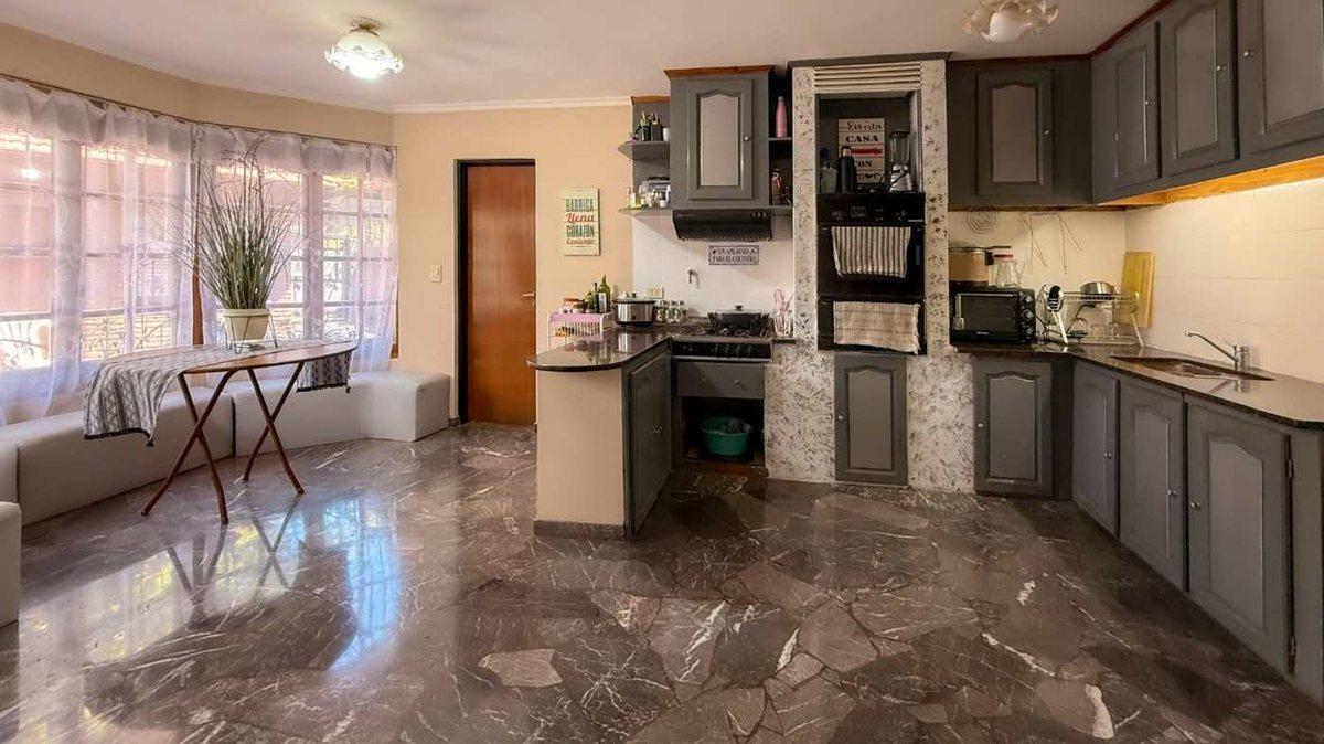 Foto de VENTA CASA FLORENCIO VARELA CENTRO con JARDIN, imagen 2