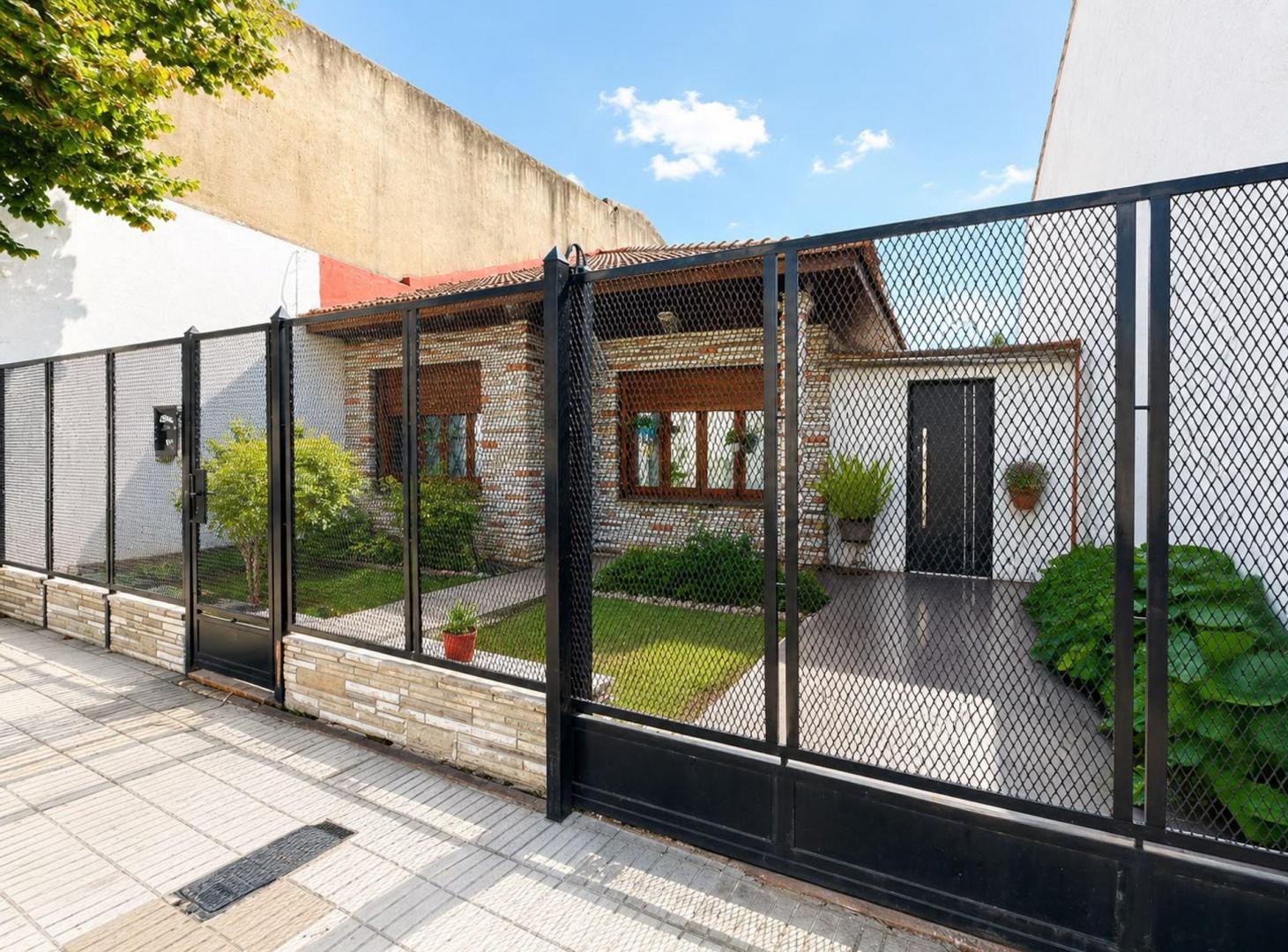 Foto de VENTA CASA 3 AMB JARDÍN Y COCHERA BERNAL CENTRO, imagen 1