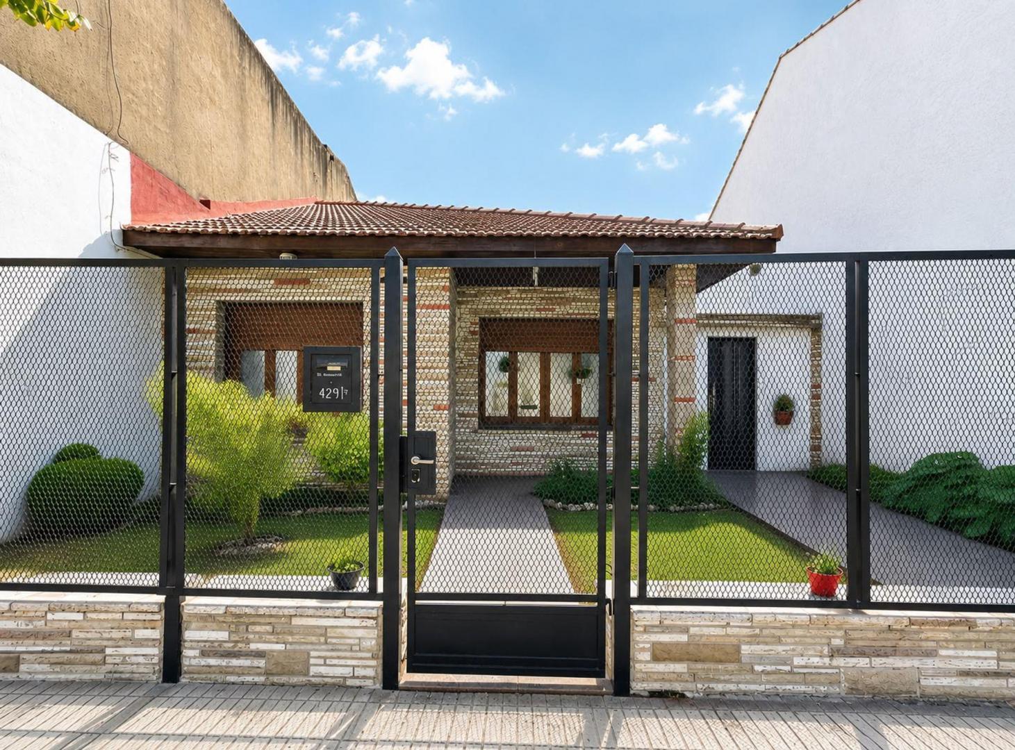 Foto de VENTA CASA 3 AMB JARDÍN Y COCHERA BERNAL CENTRO, imagen 3