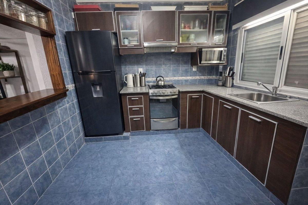 Foto de VENTA CASA 7 AMBIENTE, COCHERA Y PARQUE, BERNAL, imagen 2