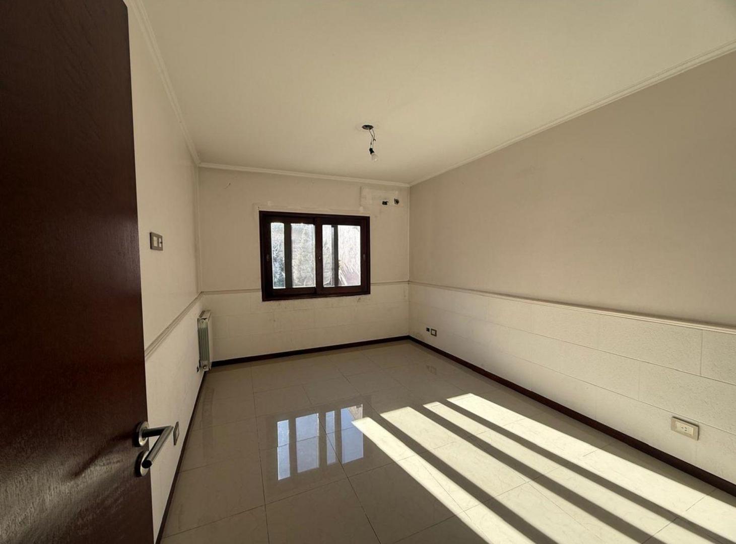 Foto de ALQUILER CASA 7 AMB - COCHERA,JARDIN Y QUINCHO, imagen 2