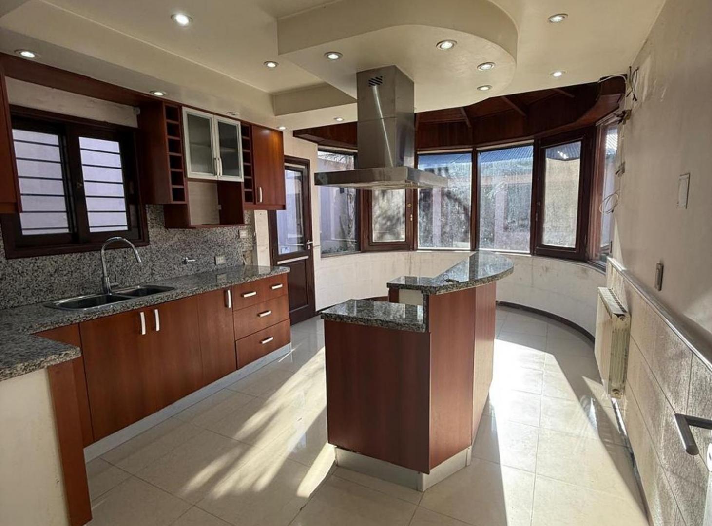 Foto de ALQUILER CASA 7 AMB - COCHERA,JARDIN Y QUINCHO, imagen 5