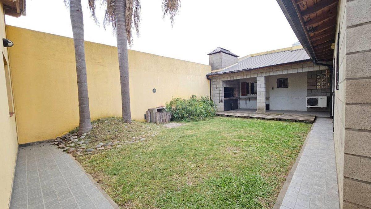 Foto de VENTA CASA 3 AMBIENTES C/ JARDIN Y COCHERA QUILMES, imagen 1
