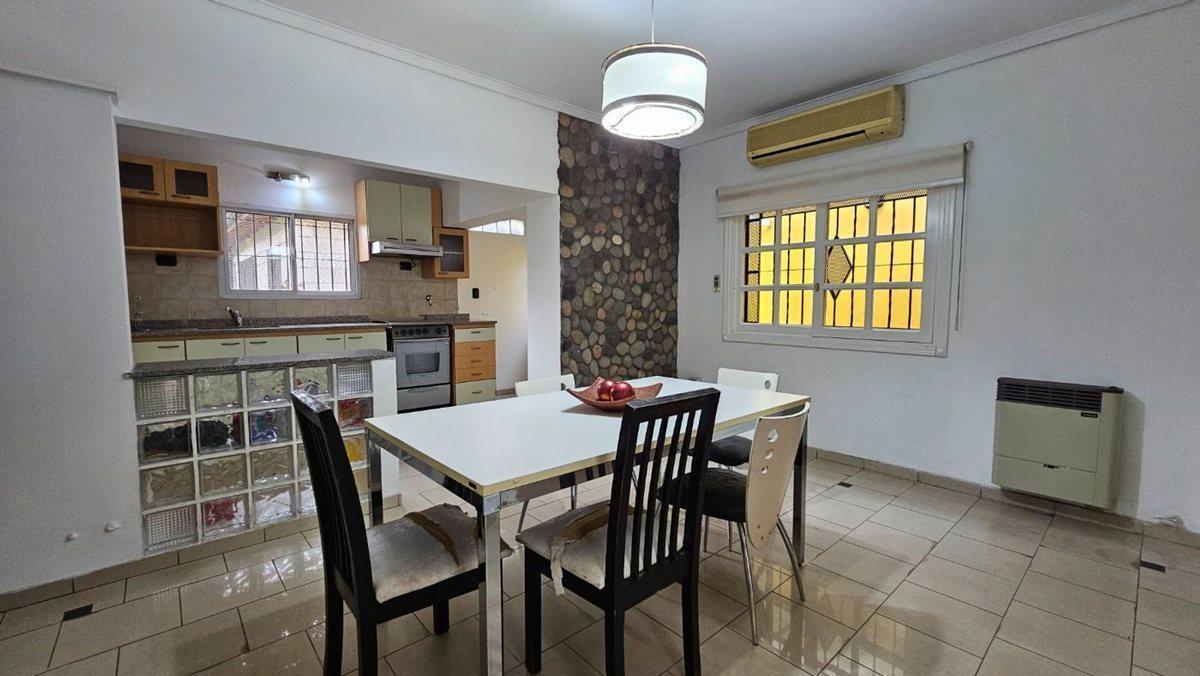Foto de VENTA CASA 3 AMBIENTES C/ JARDIN Y COCHERA QUILMES, imagen 4