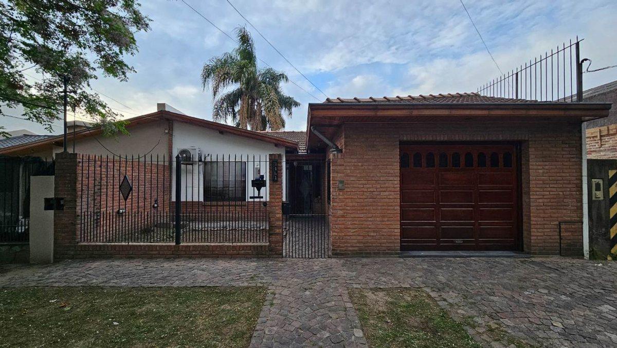 Foto de VENTA CASA 3 AMBIENTES C/ JARDIN Y COCHERA QUILMES, imagen 2