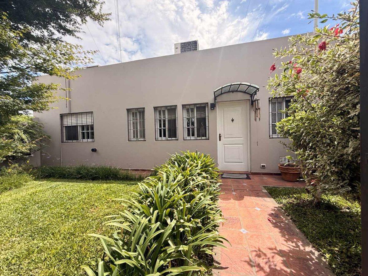 Foto de Venta casa con jardin cochera 3 ambientes Bernal., imagen 4