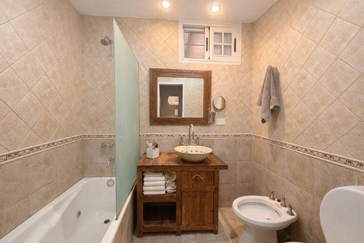 Foto de Venta casa con jardin cochera 3 ambientes Bernal., imagen 1