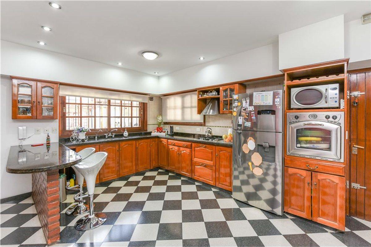 Foto de Casa en venta Bernal. Pileta. Parque, imagen 1