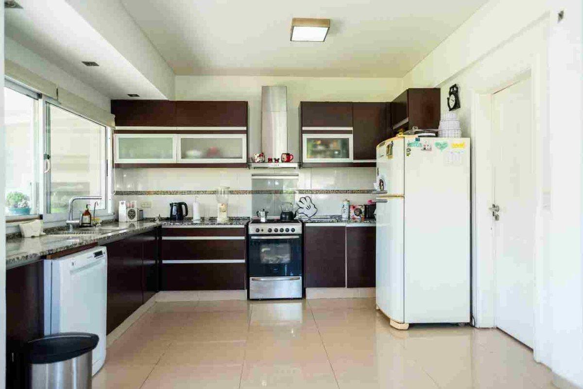 Foto de CASA EN VENTA 4 AMB C/PILETA, EL CARMENCITO., imagen 2