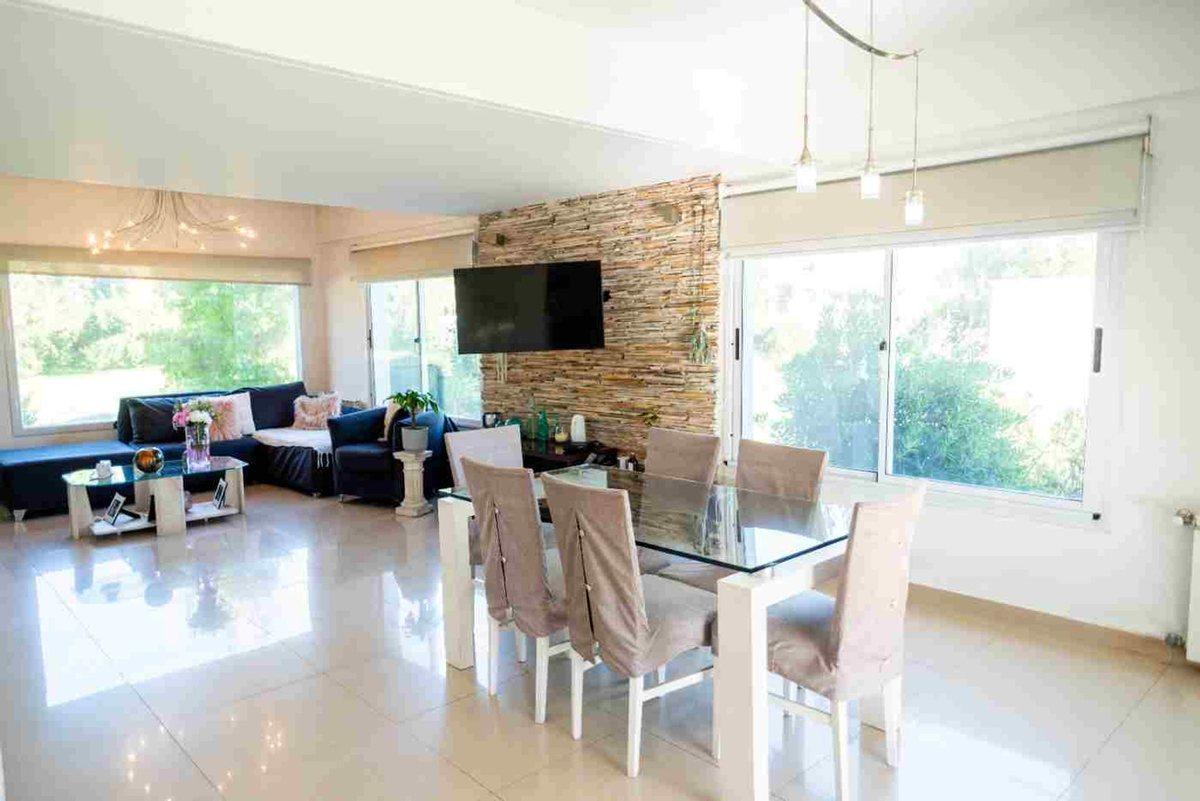Foto de CASA EN VENTA 4 AMB C/PILETA, EL CARMENCITO., imagen 4