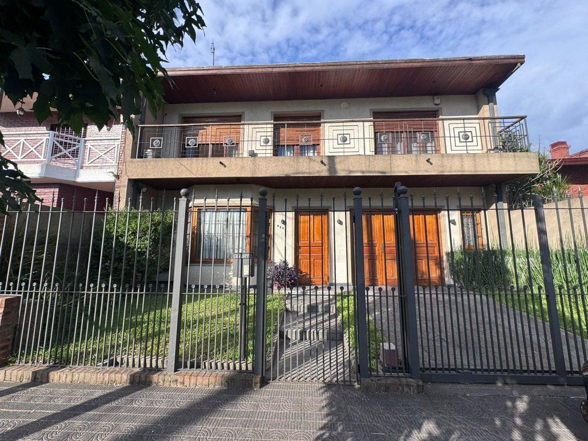 Foto de CHALET DE DOS PLANTAS EN VENTA -QUILMES OESTE, imagen 1