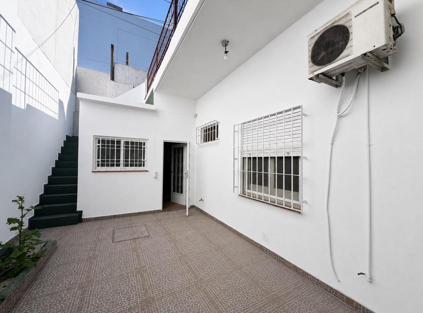 Foto de ALQUILER CASA FRENTE AL SANATORIO TRINIDAD QUILMES, imagen 3