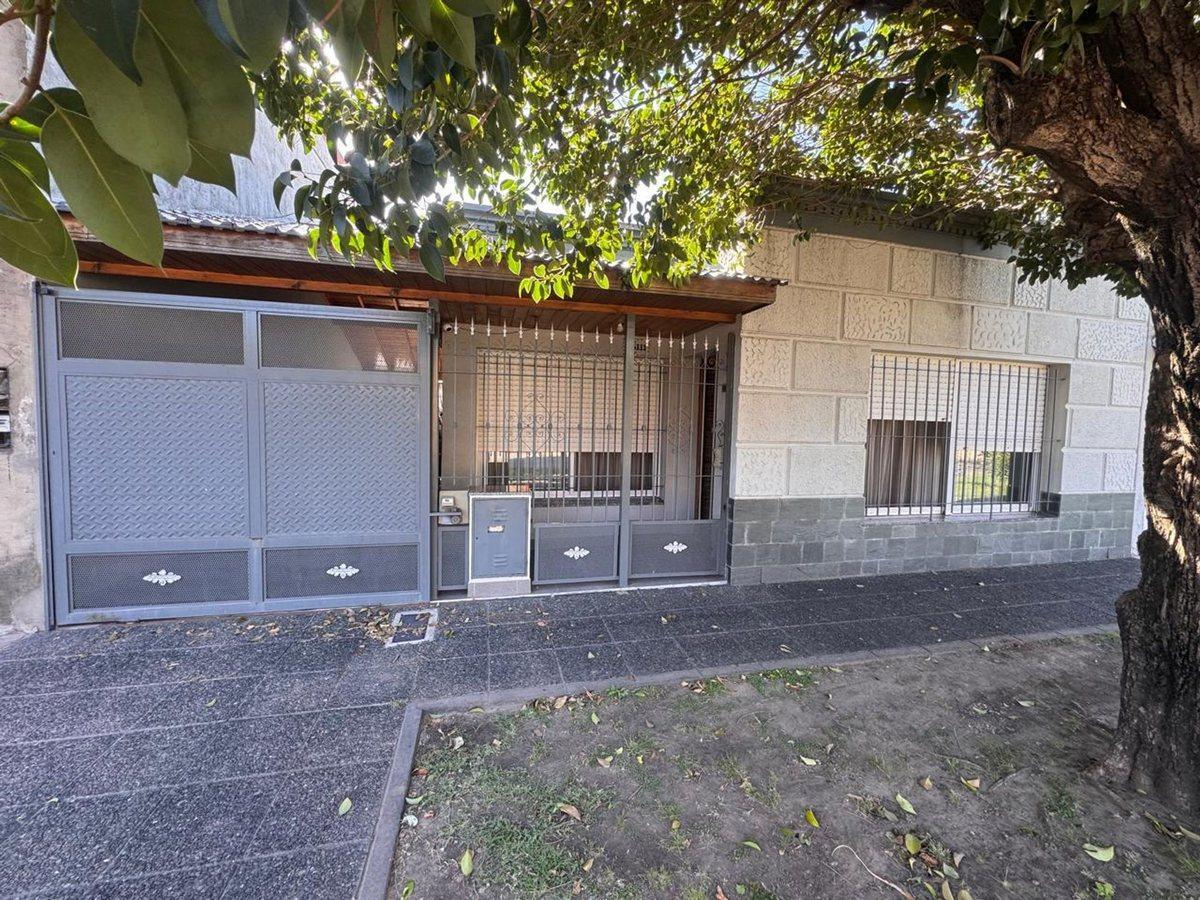 Foto de VENTA CASA 4 AMBIENTES EZPELETA, imagen 2