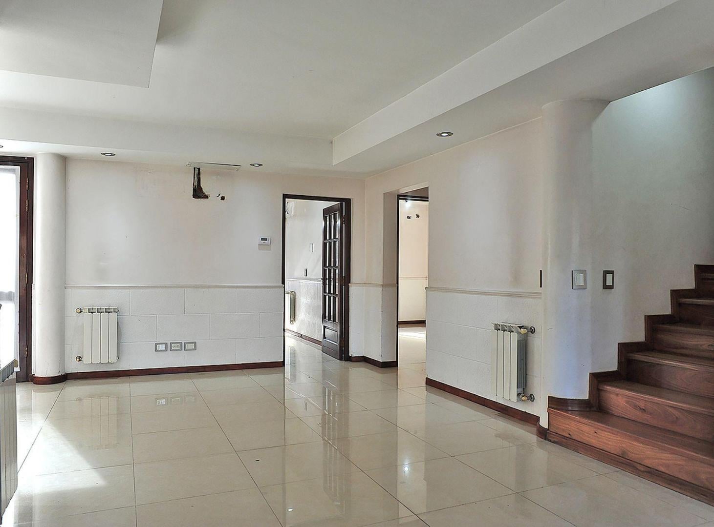 Foto de VENTA CASA 7 AMB - COCHERA,JARDIN Y QUINCHO, imagen 2