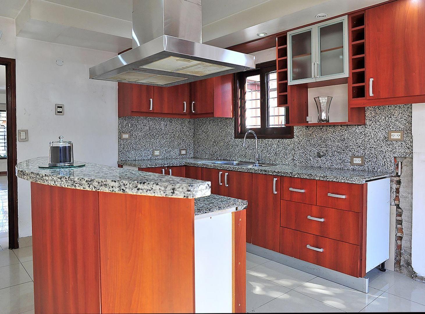 Foto de VENTA CASA 7 AMB - COCHERA,JARDIN Y QUINCHO, imagen 4