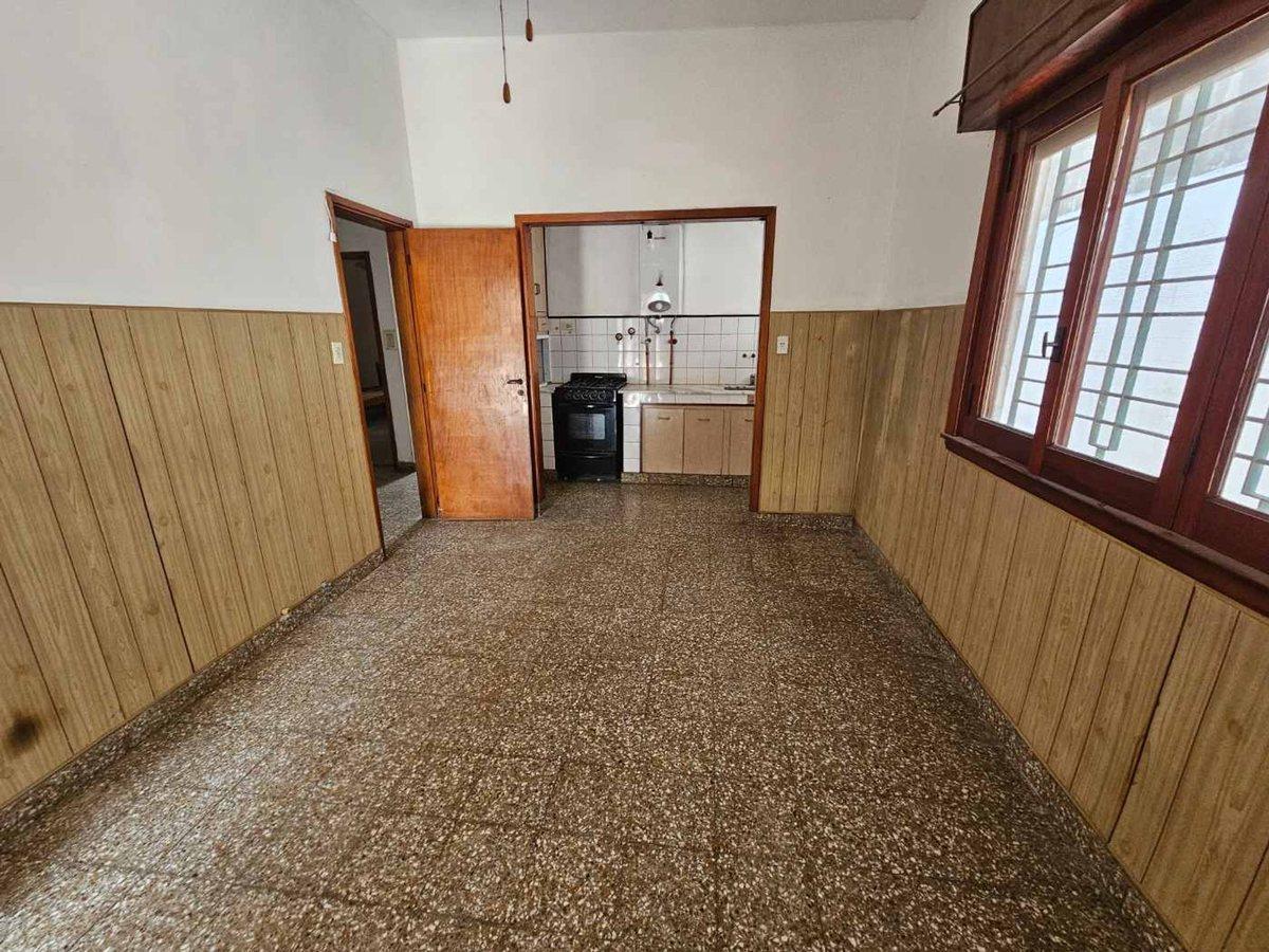 Foto de VENTA CASA 4 AMBIENTES CON PATIO EN BERNAL, imagen 1