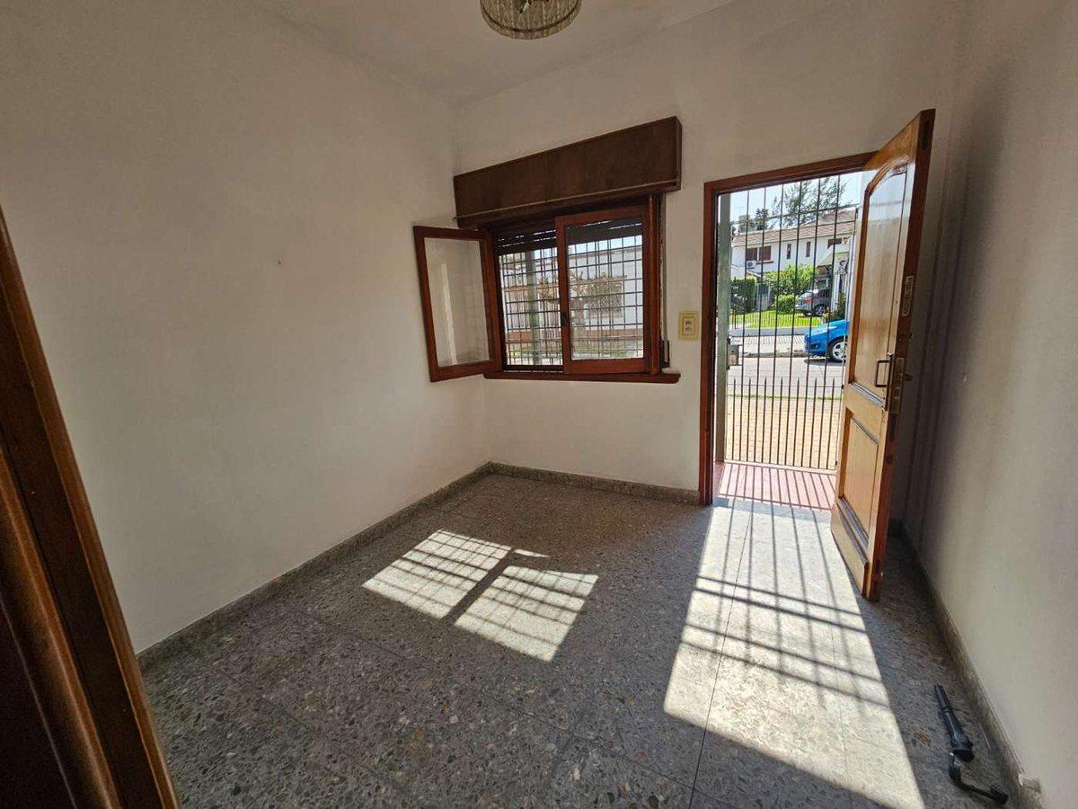 Foto de VENTA CASA 4 AMBIENTES CON PATIO EN BERNAL, imagen 2