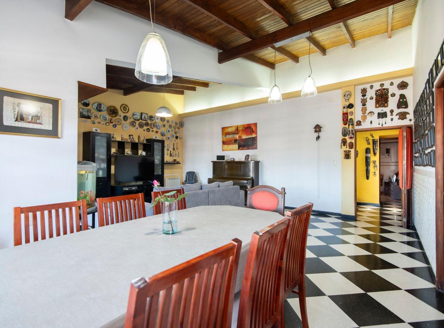 Foto de Venta Dos Casas con Cochera Quilmes, imagen 3