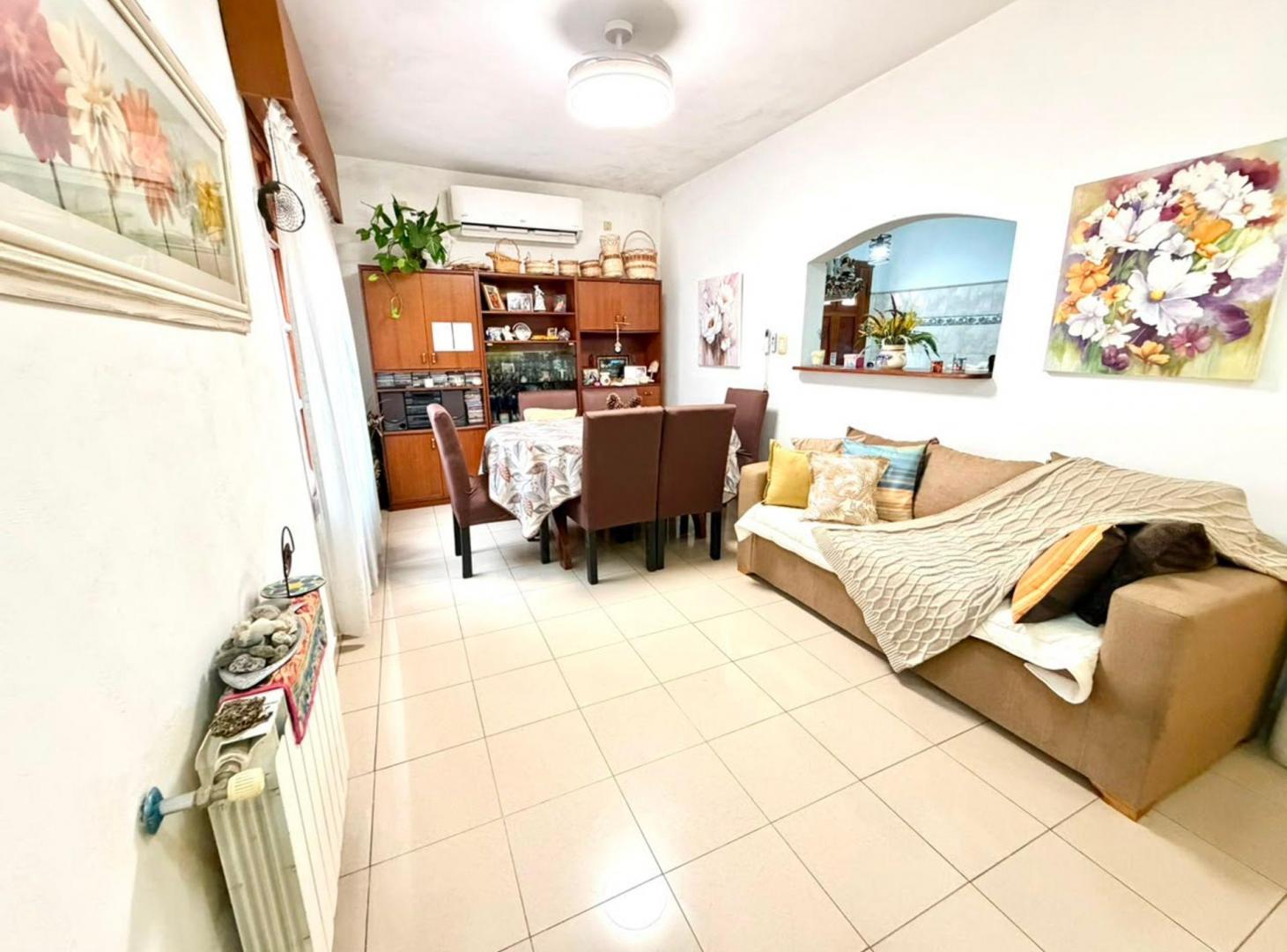 Foto de VENTA CASA 5 AMB C/ DOBLE COCHERA Y PATIO QUILMES, imagen 1