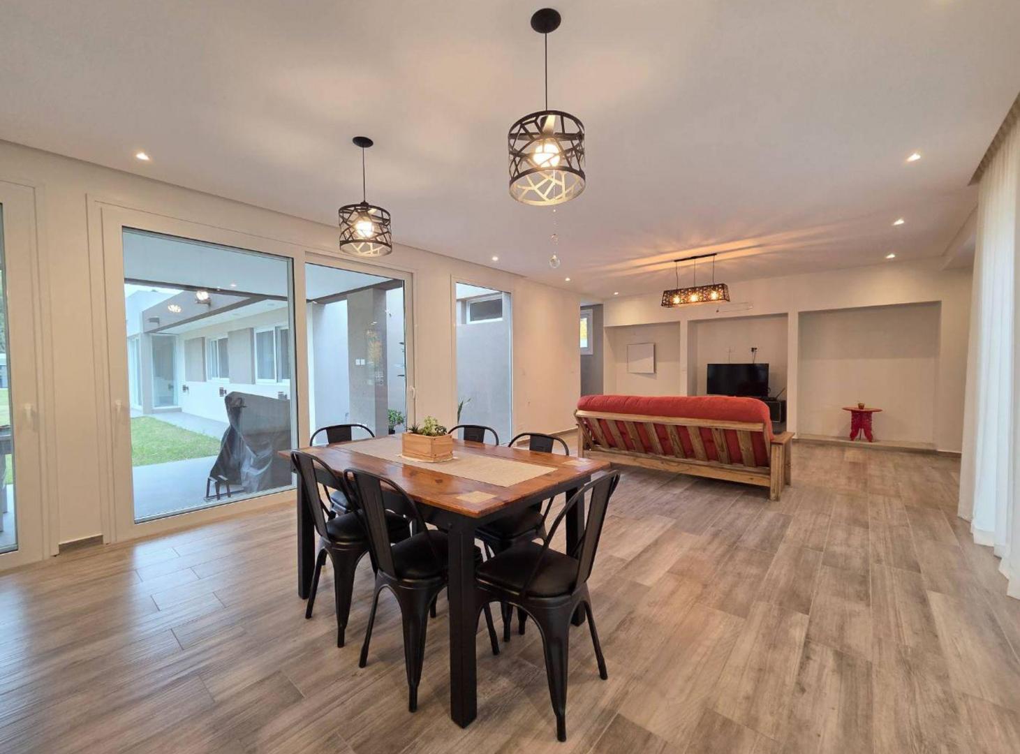Foto de VENTA CASA 4 AMBIENTES EN MIRALAGOS 1 - LA PLATA, imagen 1