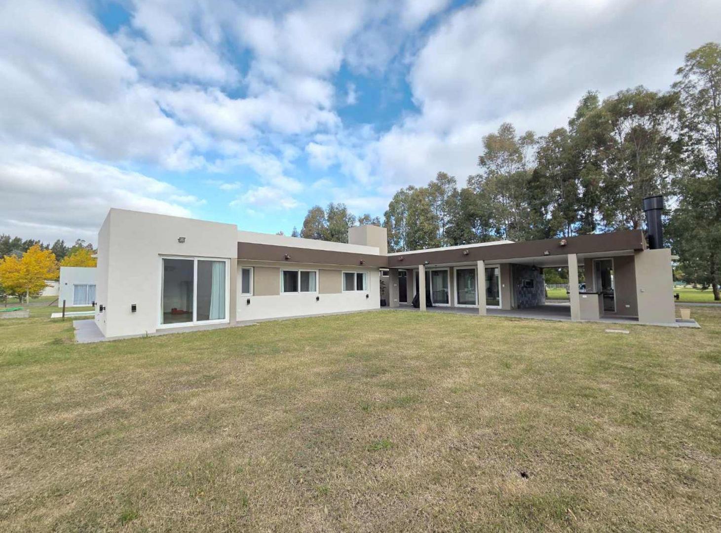 Foto de VENTA CASA 4 AMBIENTES EN MIRALAGOS 1 - LA PLATA, imagen 2