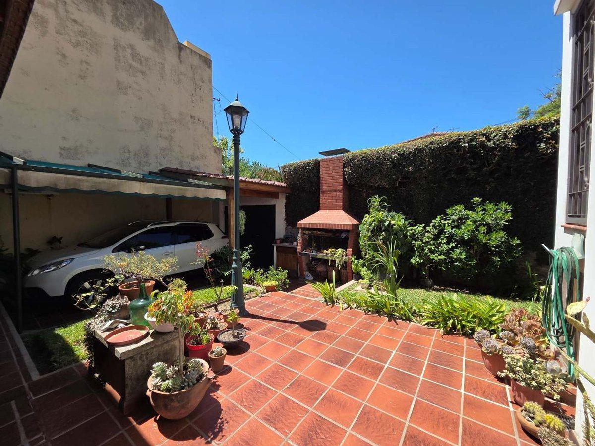 Foto de VENTA CASA 3 AMBIENTES C JARDIN Y COCHERA QUILMES, imagen 1