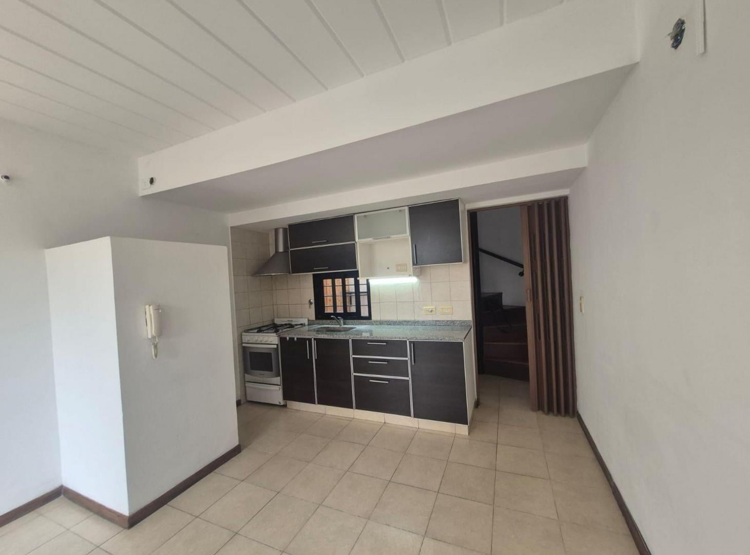 Foto de VENTA PH 2 ambientes con cochera Berazategui, imagen 1