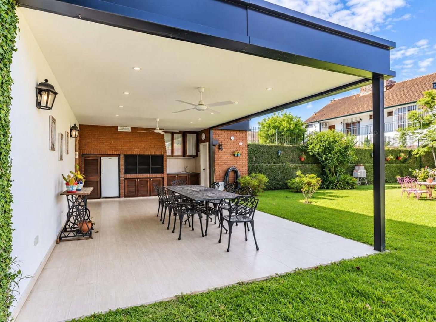 Foto de CASA EN VENTA QUILMES CENTRO CON PILETA Y PARQUE, imagen 2