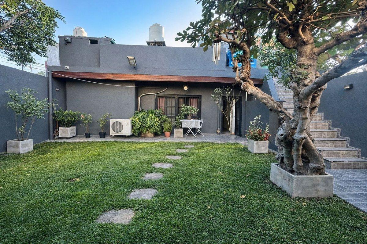 Foto de VENTA CASA 7 AMBIENTE, COCHERA Y PARQUE, BERNAL, imagen 1
