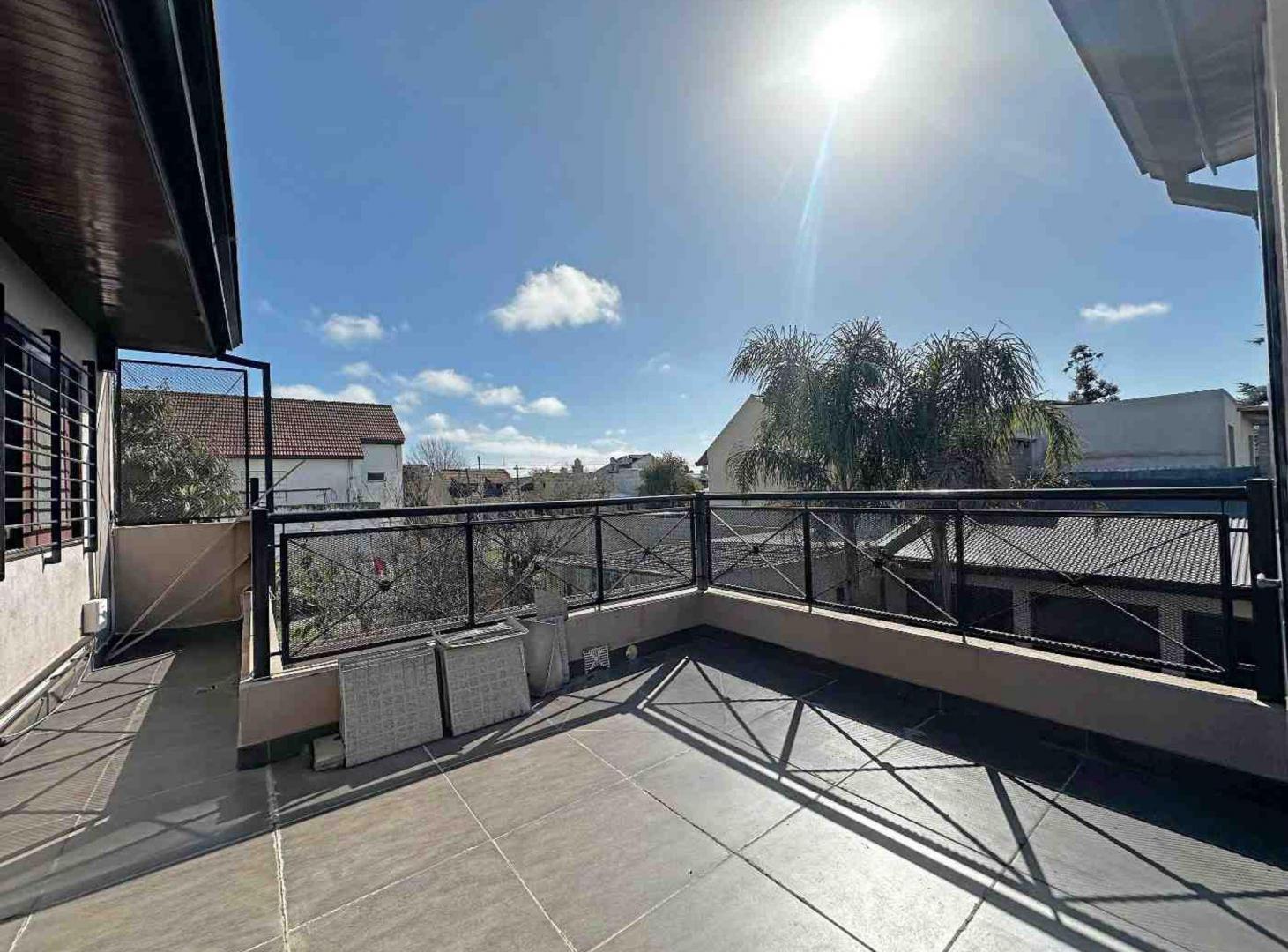 Foto de ALQUILER CASA 7 AMB - COCHERA,JARDIN Y QUINCHO, imagen 2