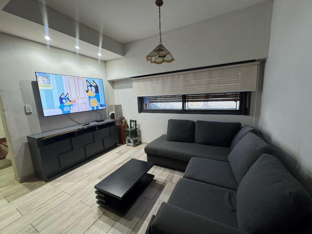 Foto de CASA VENTA BERAZATEGUI 6 AMBIENTE COCHERA PILETA, imagen 2