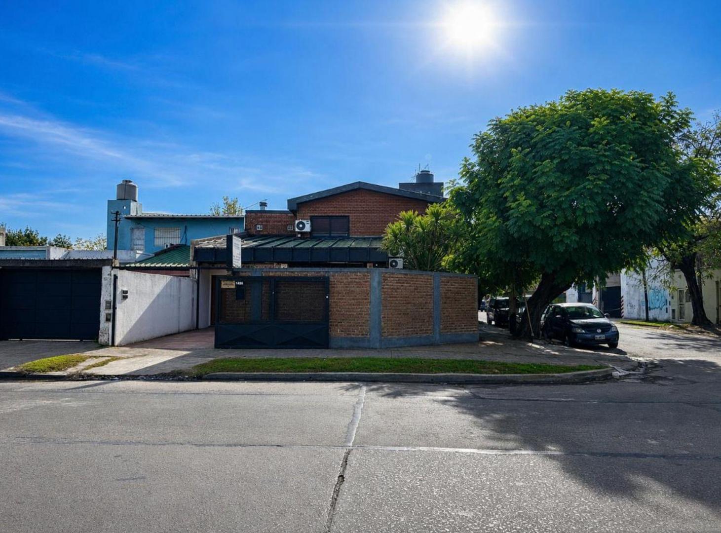 Foto de CASA VENTA BERAZATEGUI 6 AMBIENTE COCHERA PILETA, imagen 1