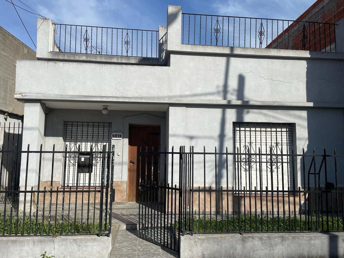 Foto de Casa en Venta sobre Avenida en Berazategui, imagen 2