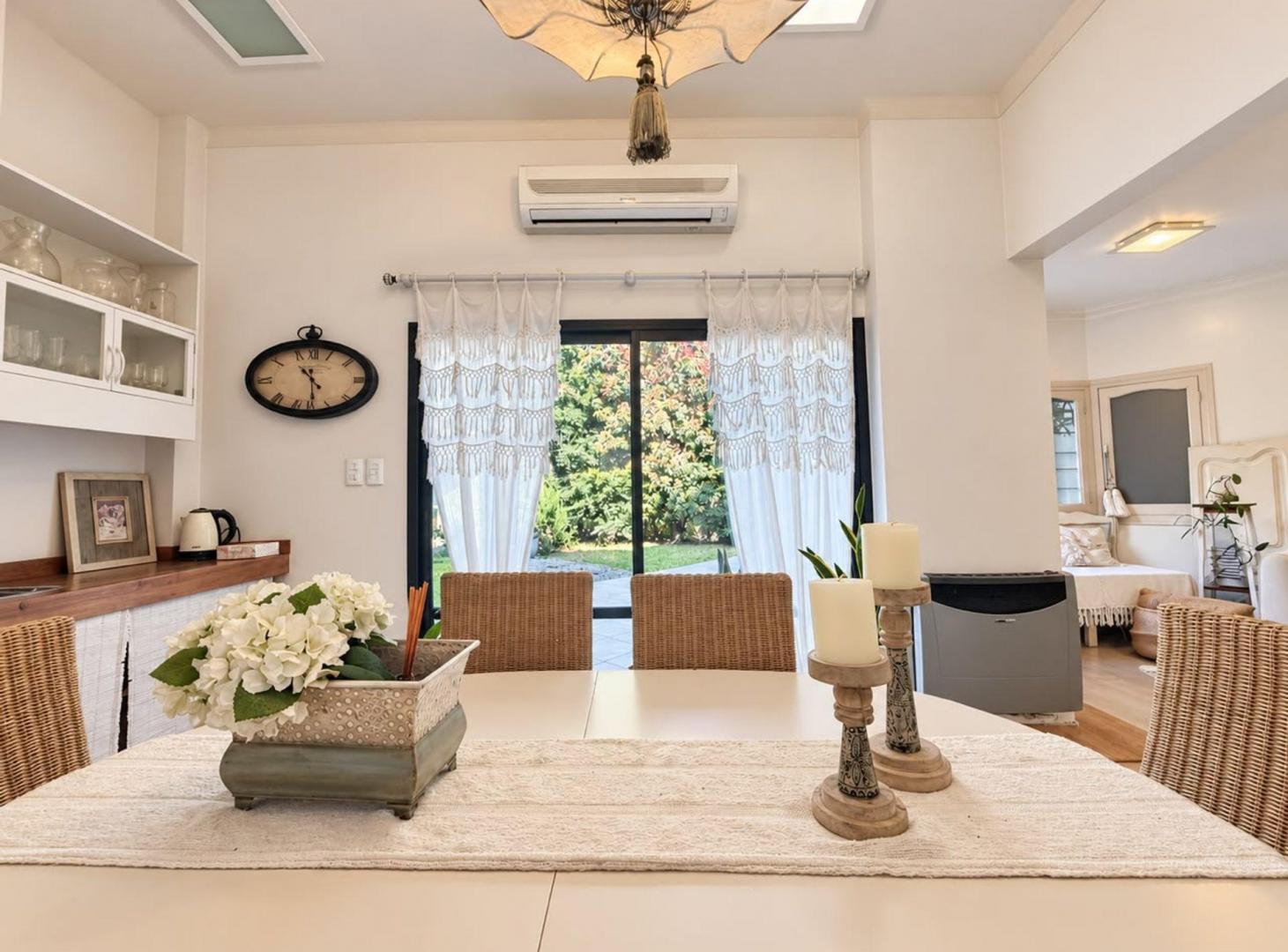 Foto de VENTA CASA 5 AMBIENTES CON FONDO APTA CREDITO, imagen 1