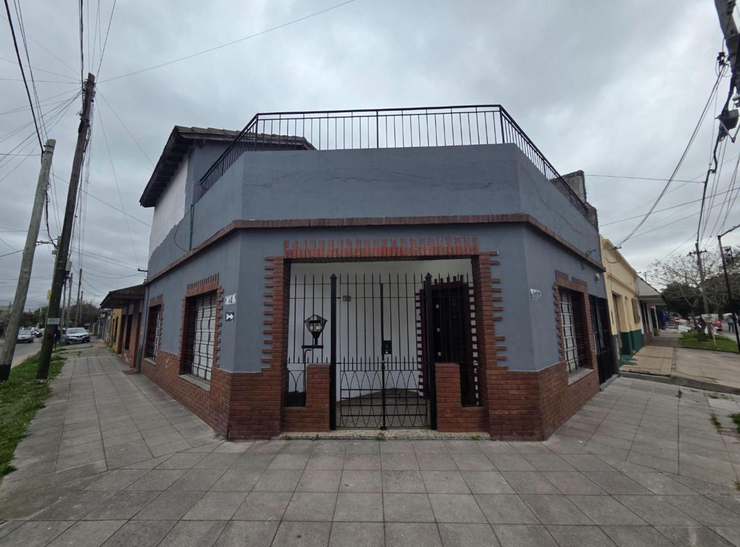 Foto de VENTA CASA 3 AMBIENTES CON COCHERA BERNAL OESTE, imagen 1