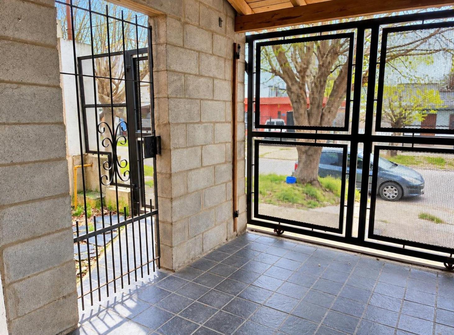 Foto de VENTA DUPLEX 4 AMBIENTES CON COCHERA QUILMES OESTE, imagen 2