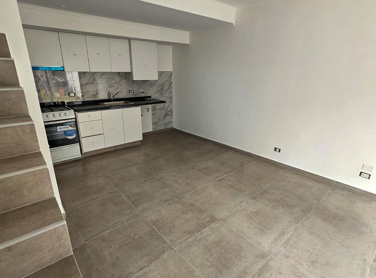 Foto de VENTA DEPARTAMENTO DÚPLEX 70m2, JARDÍN Y PARRILLA, imagen 3