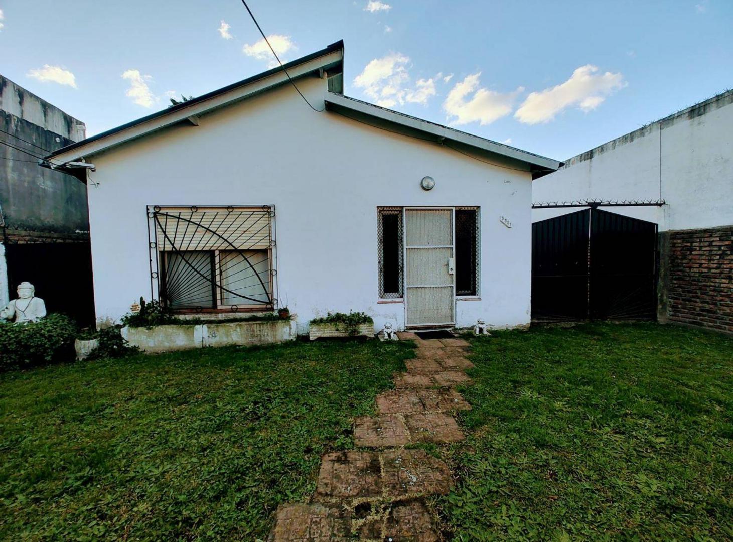 Foto de Venta casa 3 amb c/ patio en Quilmes Oeste PERMUTA, imagen 1