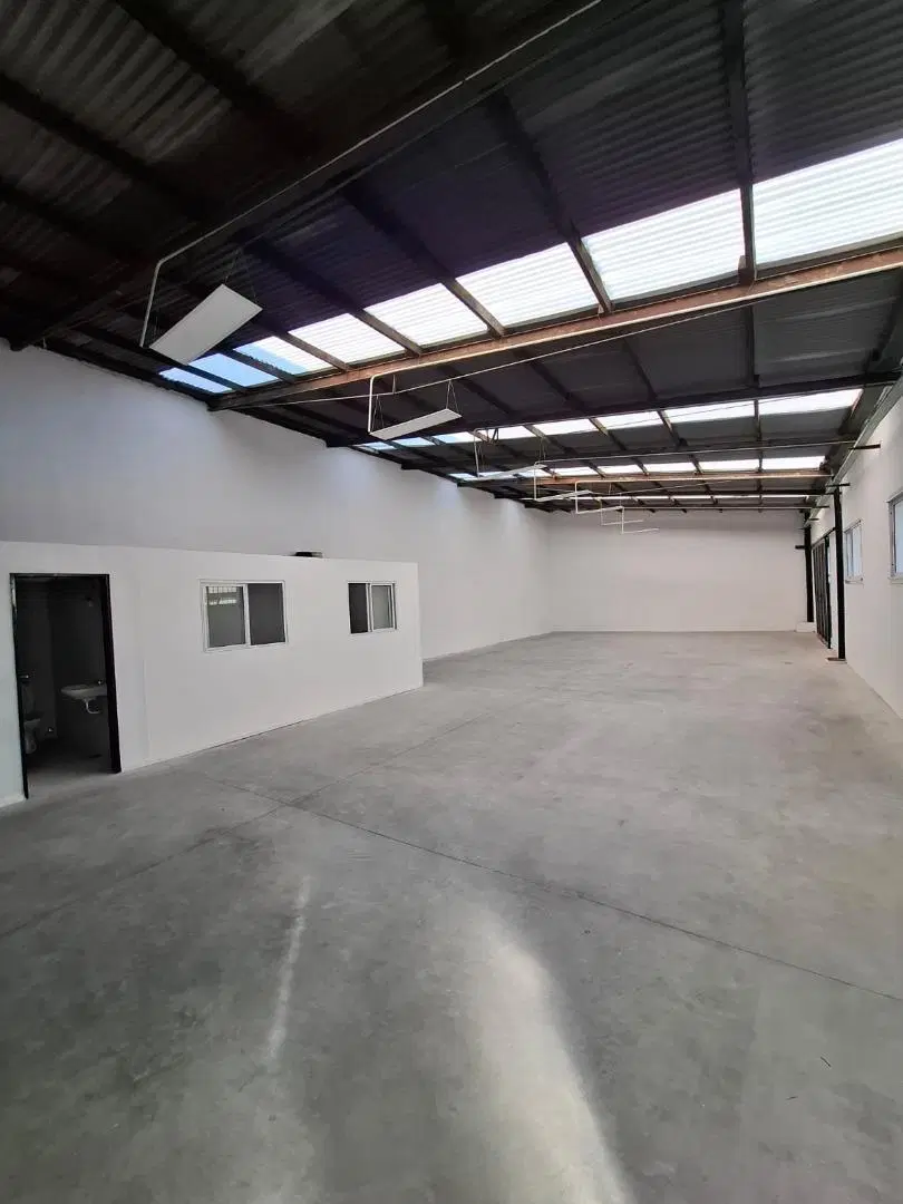 Excelente Galpón Zona Industrial a estrenar 4