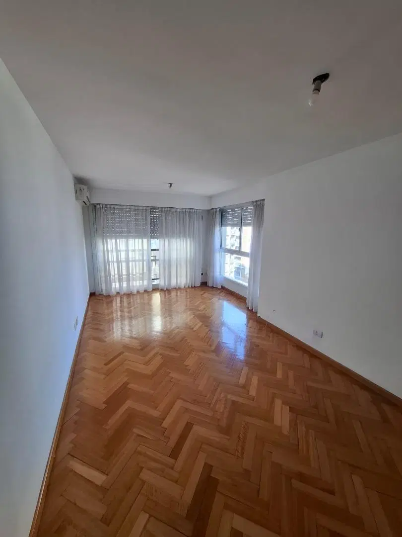 Excelente departamento de 2 ambientes con cochera 2