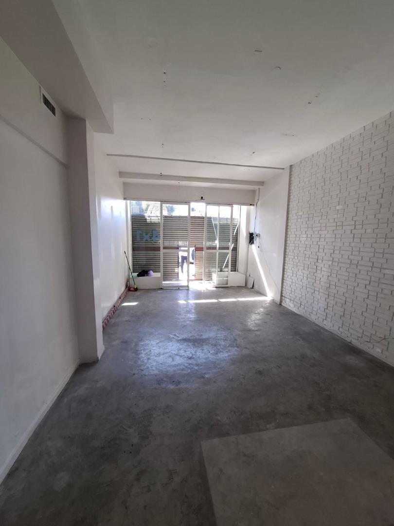 Foto de Local Comercial sobre Av.Mitre, imagen 1