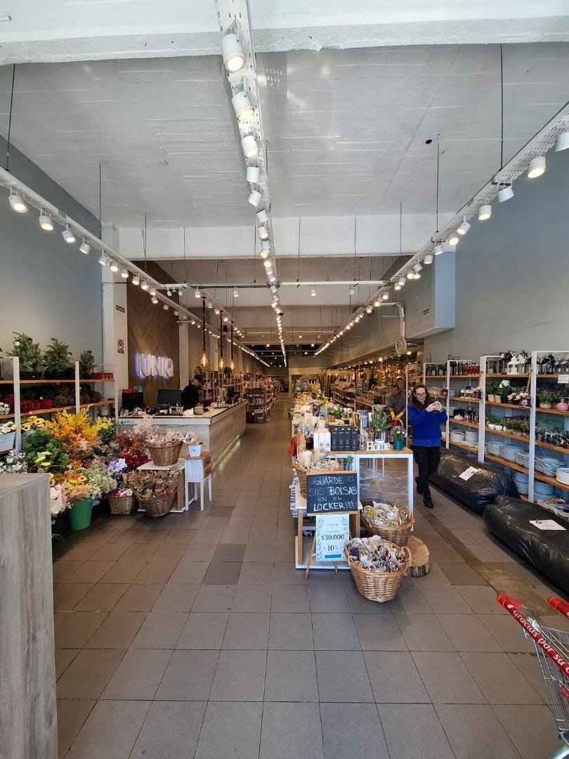 Foto de Excelente local comercial en alquiler sobre Av. Mitre, imagen 2