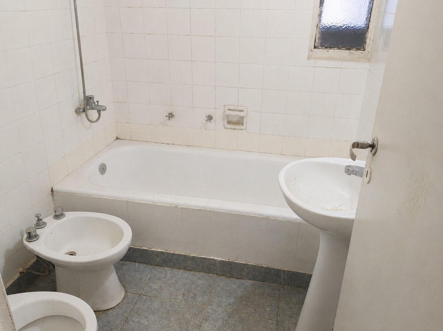 Foto de Depto 4 amb, a reciclar en Balvanera, limite con Recoleta., imagen 3