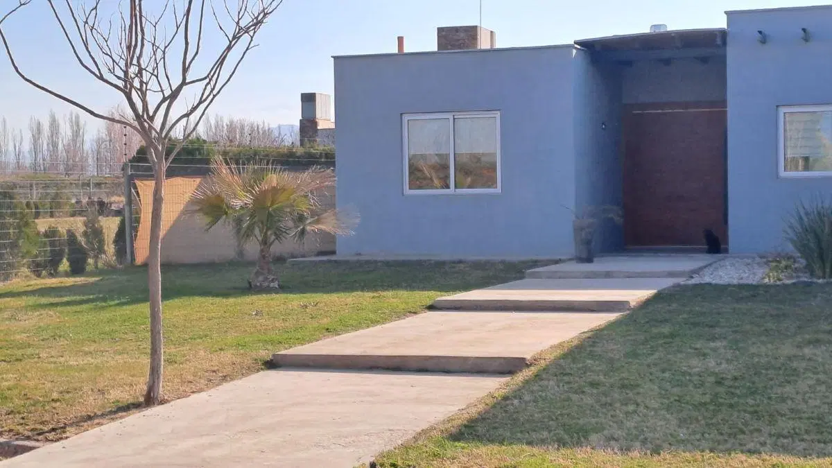 Casa con 3 dormitorios en venta, 1600 m² de terreno, Las Compuertas 2
