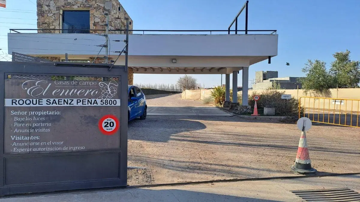 Casa con 3 dormitorios en venta, 1600 m² de terreno, Las Compuertas 4