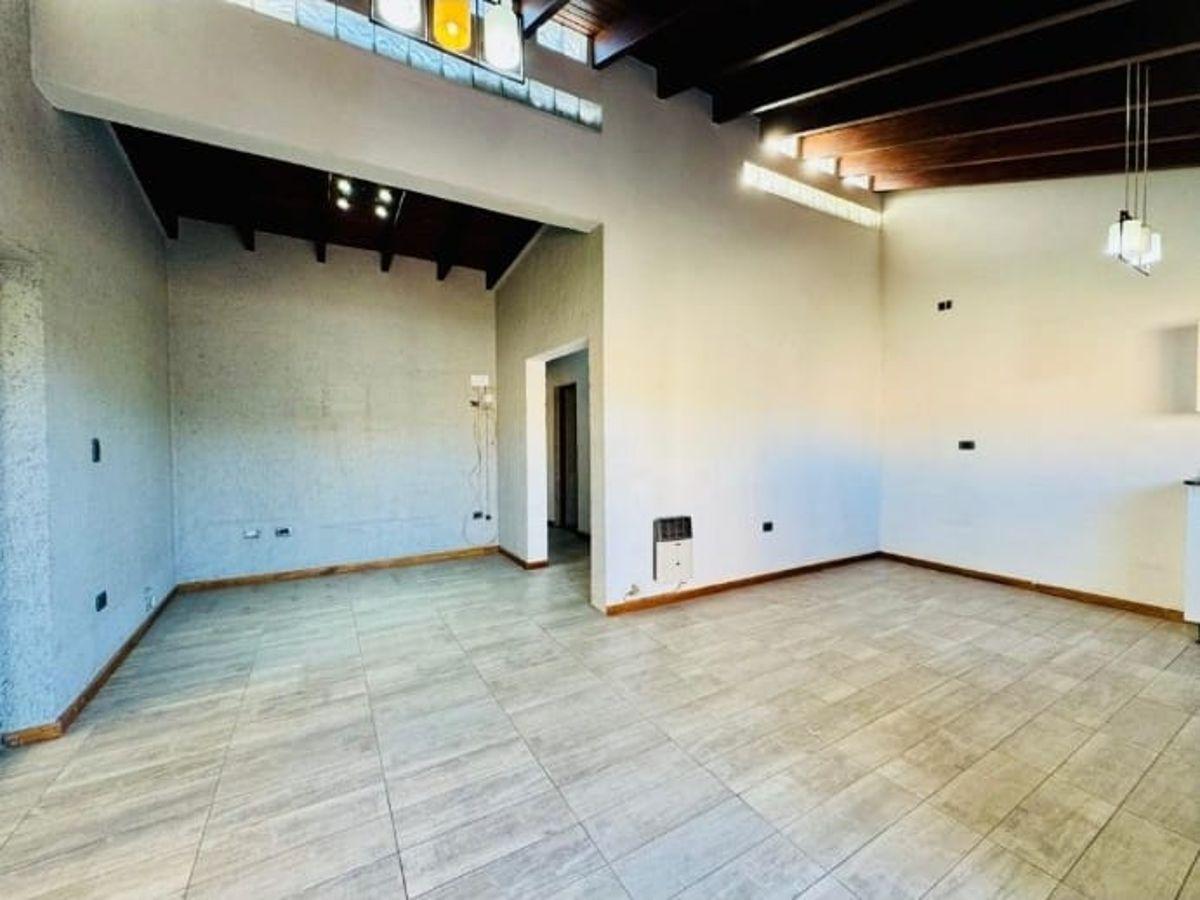 Foto de CASA EN ALQUILER CON PILETA Y COCHERA DOBLE | GUAYMALLEN, imagen 3