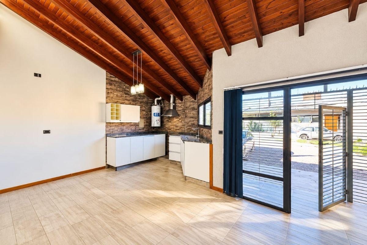 Foto de CASA EN ALQUILER CON PILETA Y COCHERA DOBLE | GUAYMALLEN, imagen 1